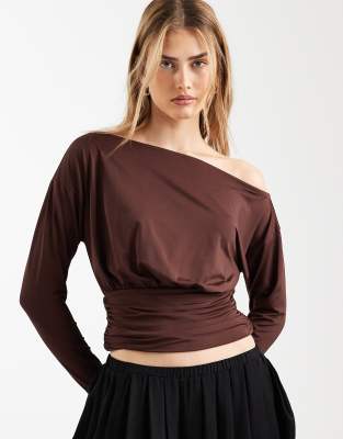 ASOS DESIGN - Langärmliges, anschmiegsames, schulterfreies Oberteil in Schokobraun mit geraffter Taille-Brown