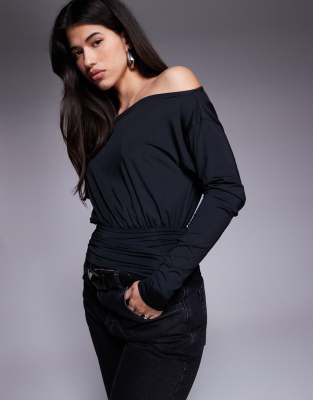 ASOS DESIGN - Langärmliges, anschmiegsames, schulterfreies Oberteil in Schwarz mit geraffter Taille