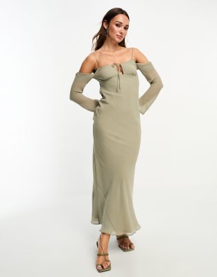 ASOS DESIGN - Langärmliges, asymmetrisches Maxikleid in Khaki mit geschnürter Vorderseite und schulterfreiem Design-Grün