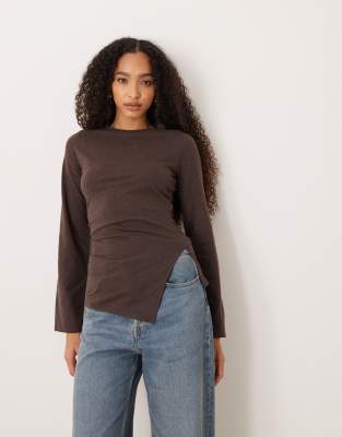 ASOS DESIGN - Langärmliges, asymmetrisches, Oberteil in dunklem Schokobraun mit gerafften Seiten-Brown