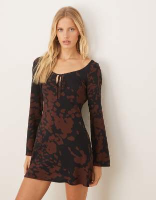 ASOS DESIGN - Langärmliges, ausgestelltes Kleid in Rot mit U-Ausschnitt und abstraktem Muster-Bunt