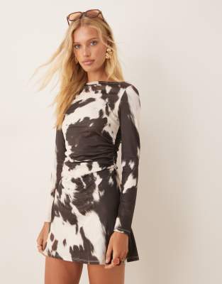 ASOS DESIGN - Langärmliges, ausgestelltes Minikleid mit Kuhfellmuster-Bunt