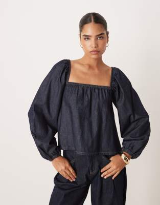 ASOS DESIGN - Langärmliges ausgestelltes Top aus Denim in Rinse-Waschung-Blau