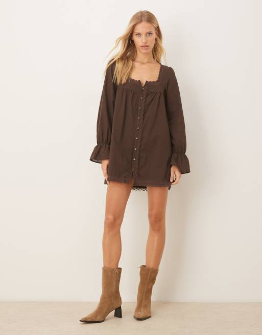 ASOS DESIGN – Langärmliges Babydoll-Minikleid aus Baumwolle in Schokobraun mit Spitzenbesatz