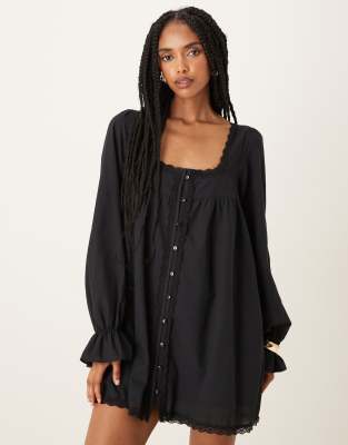 ASOS DESIGN - Langärmliges Babydoll-Minikleid aus Baumwolle in Schwarz mit Spitzenbesatz