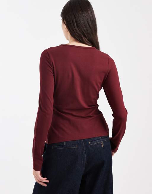 ASOS DESIGN – Langärmliges Baumwoll-Oberteil in Burgunderrot mit durchgehender Knopfleiste, 3 von 4