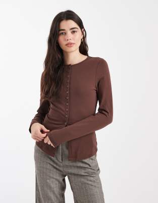 ASOS DESIGN - Langärmliges Baumwoll-Oberteil in Schokobraun mit durchgehender Knopfleiste-Brown