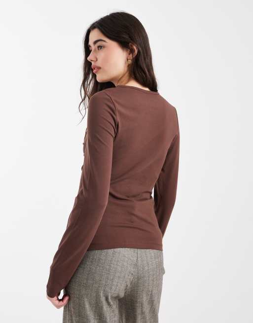 ASOS DESIGN – Langärmliges Baumwoll-Oberteil in Schokobraun mit durchgehender Knopfleiste, 4 von 4