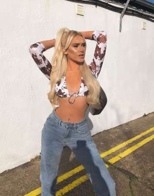 asos design -  – Langärmliges Bikinioberteil aus recycelten Materialien mit Schnürung und Kuh-Print-Mehrfarbig