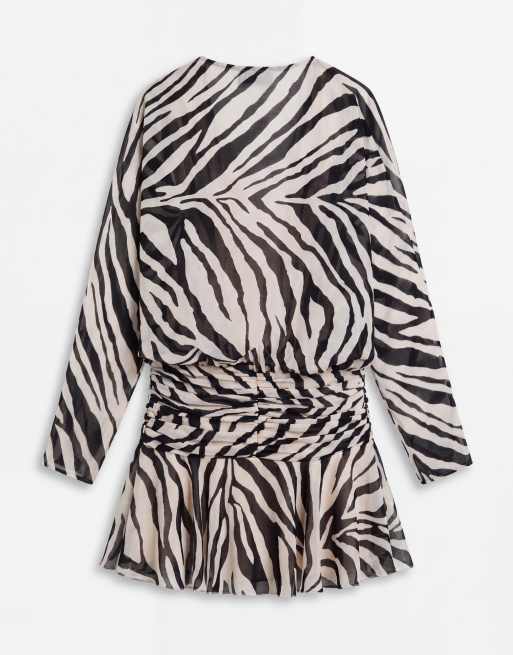 ASOS DESIGN – Langärmliges Blouson-Minikleid aus Chiffon mit U-Boot-Ausschnitt und Zebramuster, 7 von 9
