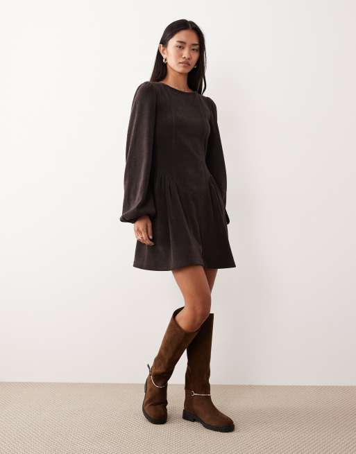 ASOS DESIGN – Langärmliges Blouson-Minikleid aus Cord in Schokobraun mit Taillendetail, 2 von 4