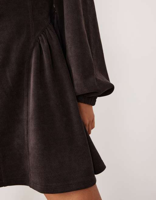 ASOS DESIGN – Langärmliges Blouson-Minikleid aus Cord in Schokobraun mit Taillendetail, 3 von 4