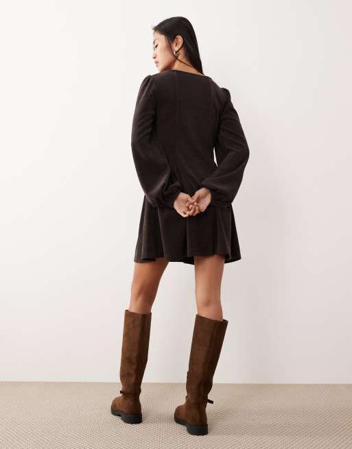 ASOS DESIGN – Langärmliges Blouson-Minikleid aus Cord in Schokobraun mit Taillendetail, 4 von 4