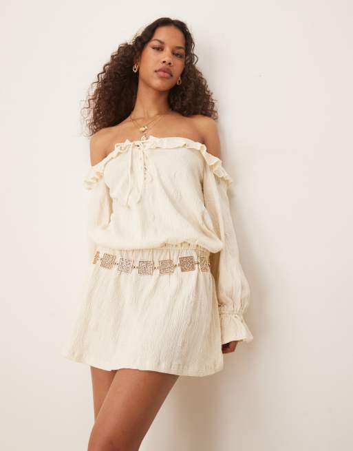 ASOS DESIGN – Langärmliges Boho-Minikleid in Creme mit Lochstickerei und Bardot-Ausschnitt