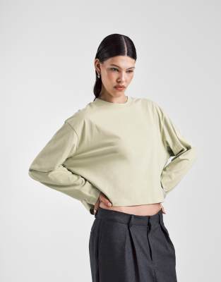 ASOS DESIGN - Langärmliges Boxy Cropped Fit Shirt in Oliv-Bunt