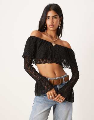 ASOS DESIGN - Langärmliges Cropped-Oberteil aus Spitze in Schwarz mit Carmen-Ausschnitt und gerüschten Details