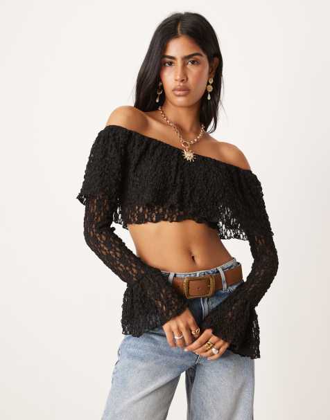 ASOS DESIGN – Langärmliges Cropped-Oberteil aus Spitze in Schwarz mit Carmen-Ausschnitt und gerüschten Details - view 1