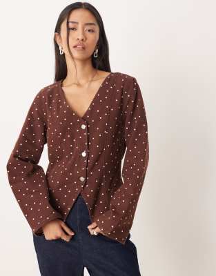 ASOS DESIGN - Langärmliges Denim-Oberteil in Braun mit kleinen Polka Dots und Knopfleiste-Brown