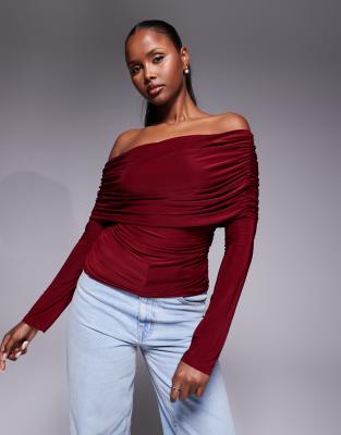 ASOS DESIGN - Langärmliges, drapiertes Oberteil in Burgunderrot mit Carmen-Ausschnitt