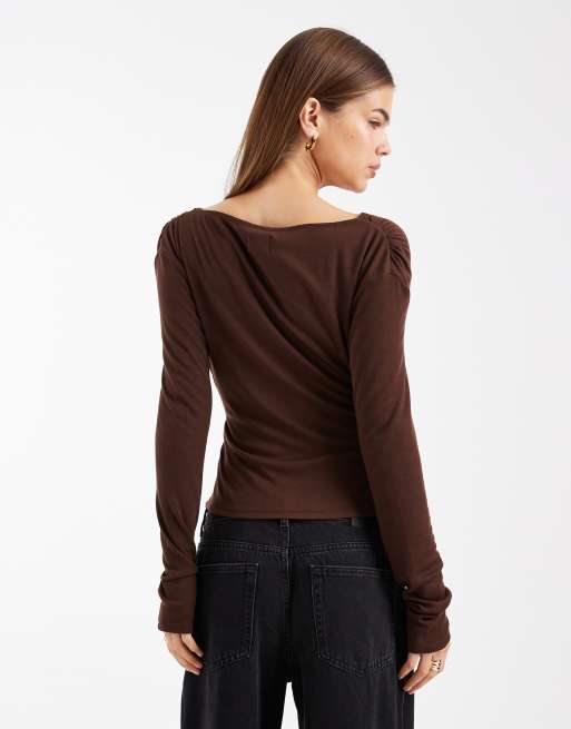 ASOS DESIGN – Langärmliges, drapiertes Wickeloberteil aus weichem Jersey in Schokobraun, 4 von 4