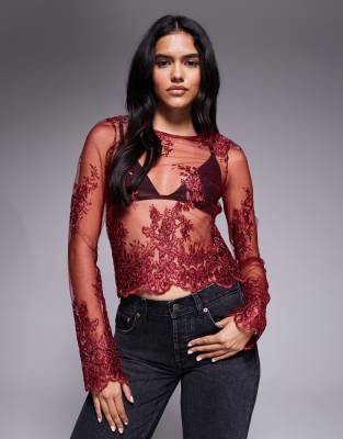 ASOS DESIGN - Langärmliges, durchscheinendes Oberteil in Burgunderrot mit Stickerei und Bogenkante