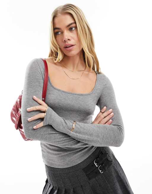ASOS DESIGN – Langärmliges Feinstrick-Oberteil in Anthrazit meliert mit U-Boot-Ausschnitt