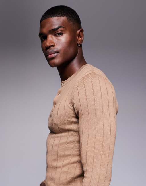 ASOS DESIGN – Langärmliges, figurbetontes Henley-T-Shirt aus Rippstrick in Hellbraun, 4 von 5