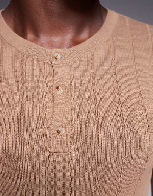 ASOS DESIGN – Langärmliges, figurbetontes Henley-T-Shirt aus Rippstrick in Hellbraun, 5 von 5
