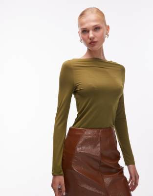 ASOS DESIGN - Langärmliges, figurbetontes Oberteil in Khaki mit U-Boot-Ausschnitt-Grün