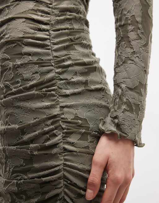 ASOS DESIGN – Langärmliges, gerafftes Maxikleid in Khaki mit Ausbrennermuster, 4 von 4