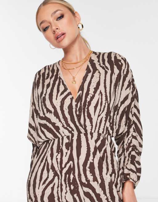 ASOS DESIGN – Langärmliges, gerafftes Maxikleid mit tiefem Ausschnitt, Knitteroptik und Tierfellmuster , 3 von 4