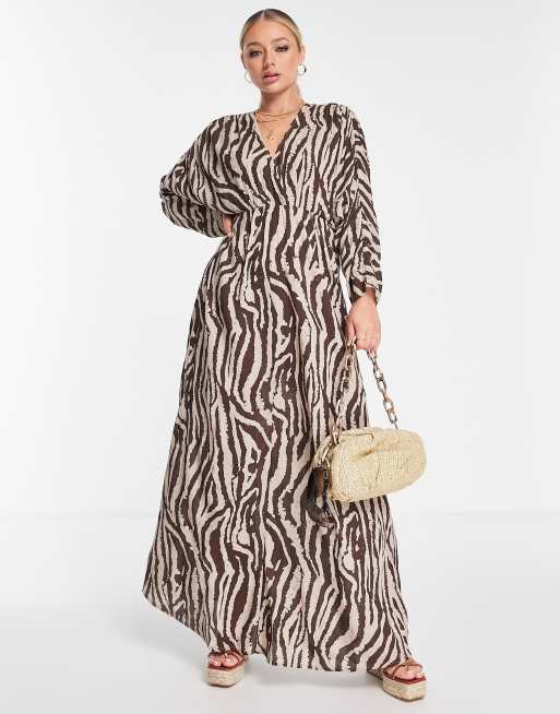 ASOS DESIGN – Langärmliges, gerafftes Maxikleid mit tiefem Ausschnitt, Knitteroptik und Tierfellmuster , 4 von 4