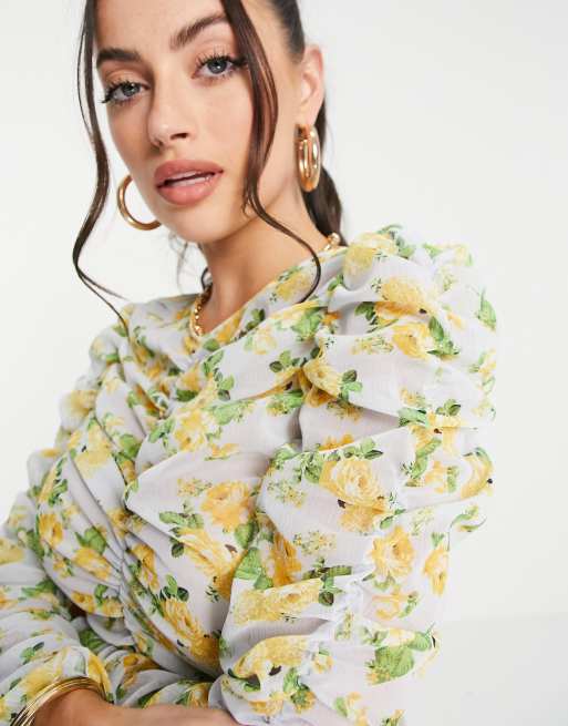 ASOS DESIGN – Langärmliges, gerafftes Oberteil mit durchgängigem Blumenmuster in Gelb, 3 von 4