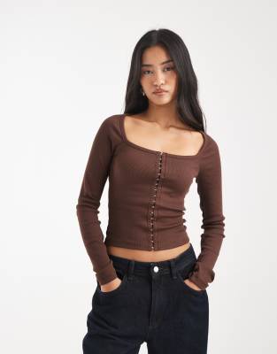 ASOS DESIGN - Langärmliges, geripptes Baumwoll-Oberteil in Schokobraun mit eckigem Ausschnitt sowie Haken- und Ösenversc...