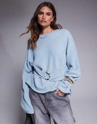 ASOS DESIGN - Langärmliges, geripptes Bouclé-Oberteil in Babyblau mit goldfarbener Verzierung