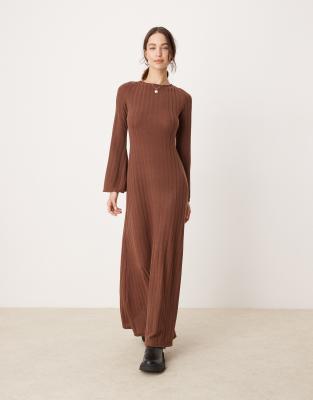 ASOS DESIGN - Langärmliges, geripptes Maxikleid in Braun mit Rückenausschnitt-Brown