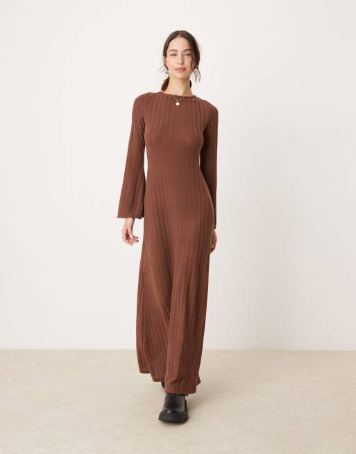 ASOS DESIGN – Langärmliges, geripptes Maxikleid in Braun mit Rückenausschnitt