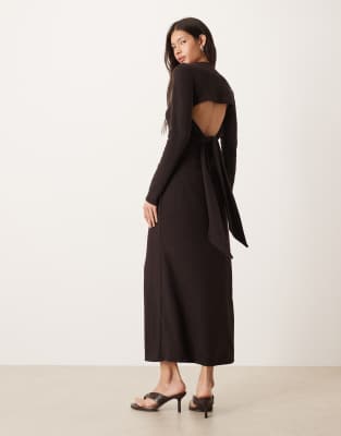 ASOS DESIGN - Langärmliges, geripptes Maxikleid in Schokobraun mit gebundener Rückseite-Brown
