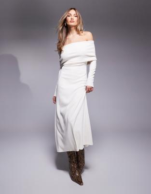 ASOS DESIGN - Langärmliges geripptes Midikleid in Creme mit Carmen-Ausschnitt-Weiß