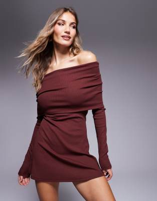 ASOS DESIGN - Langärmliges geripptes Minikleid in Weinrot mit Carmen-Ausschnitt