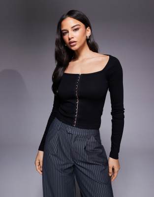 ASOS DESIGN - Langärmliges, geripptes Oberteil aus Baumwolle in Schwarz mit Haken-Ösen-Verschluss