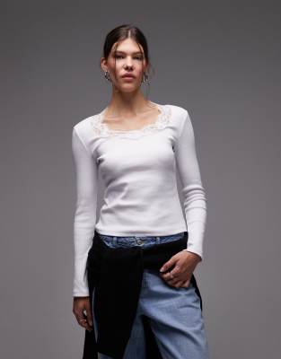 ASOS DESIGN - Langärmliges, geripptes Oberteil in Elfenbeinweiß mit Herzausschnitt und Spitzenborte