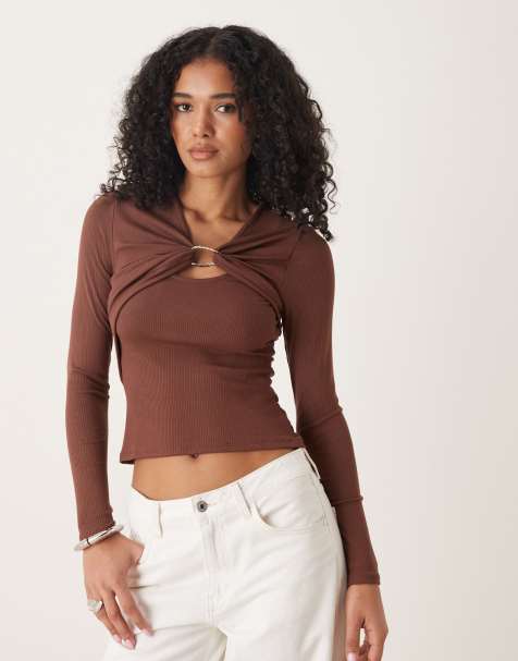 ASOS DESIGN – Langärmliges, geripptes Oberteil in Schokobraun mit verdrehtem Detail und Metall-Verzierung - view 1