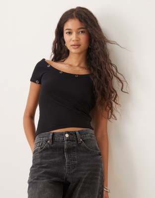 ASOS DESIGN - Kurzärmliges, geripptes Oberteil in Schwarz mit weitem Ausschnitt und Nietendetails