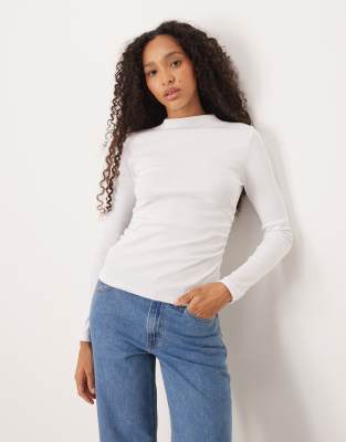 ASOS DESIGN - Langärmliges, geripptes Oberteil mit gerafften Seiten in Weiß
