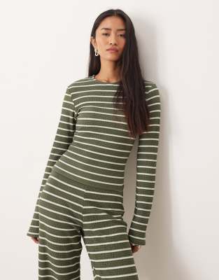 ASOS DESIGN - Langärmliges, geripptes Shirt in gestreiftem Khaki mit knappem Schnitt, Kombiteil-Grün