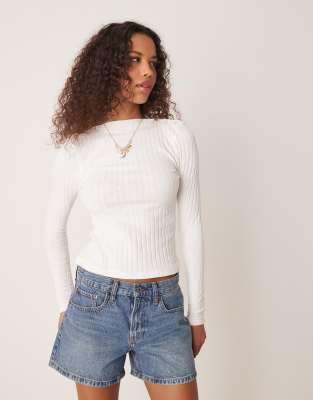 ASOS DESIGN - Langärmliges, geripptes Shirt in meliertem Cremeweiß mit U-Boot-Ausschnitt und Knopfdetail