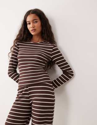 ASOS DESIGN - Langärmliges, geripptes T-Shirt in gestreiftem Schokobraun mit knappem Schnitt, Kombiteil-Brown