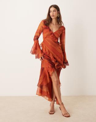 ASOS DESIGN - Langärmliges, gerüschtes Maxikleid mit V-Ausschnitt, Rückenausschnitt und abstraktem Print-Bunt