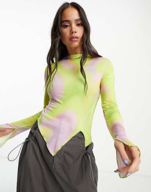 ASOS DESIGN – Langärmliges, geschmeidiges Oberteil in Gelb mit Print in verschwommener Optik
